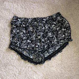 Tilly’s black and white soft shorts